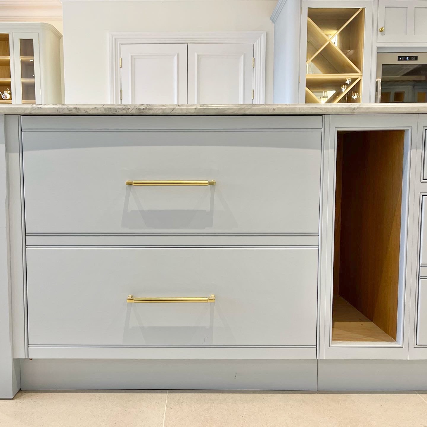 Deep Drawers In the Kitchen Island